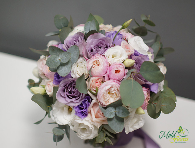 Букет невесты из кремовой и фиолетовой розы, пионовидных роз и эустомы Фото